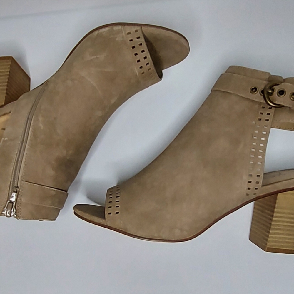 XOXO Womens Edia Beige Size 8.5